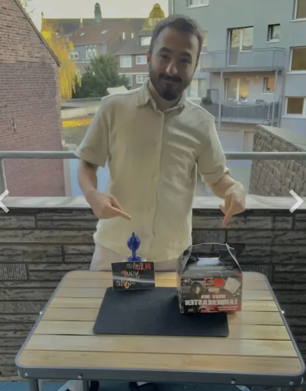 Jugendlicher Zauberer mit MARV Zauberkasten auf dem Balkon