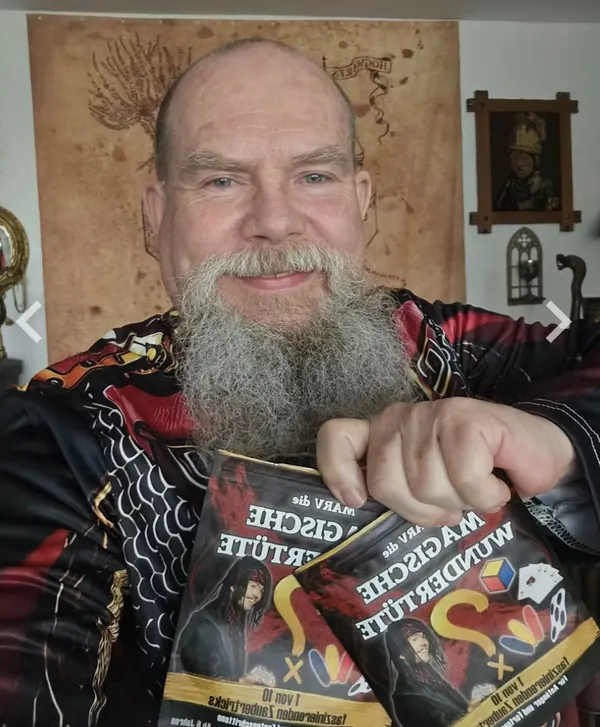 Begeisterter Fan mit MARV magischer Wundertüte
