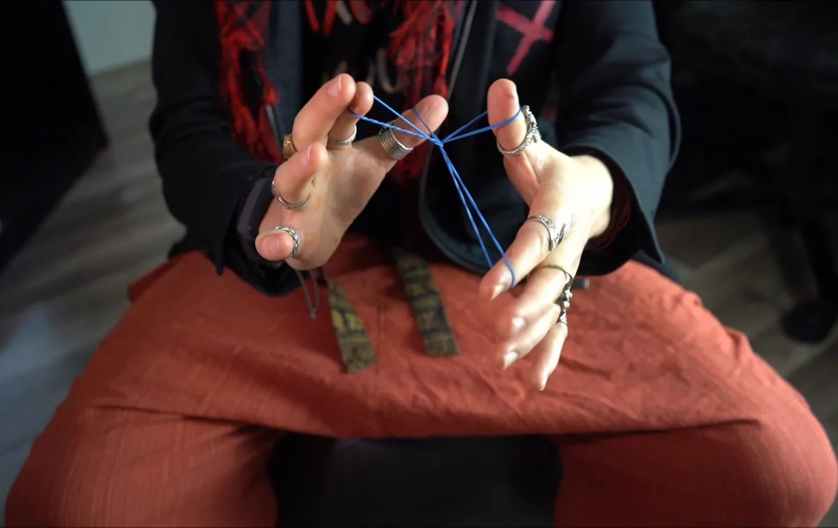 Zaubertrick mit Gummibändern – Magie Tutorial aus dem Magic Academy Kurs