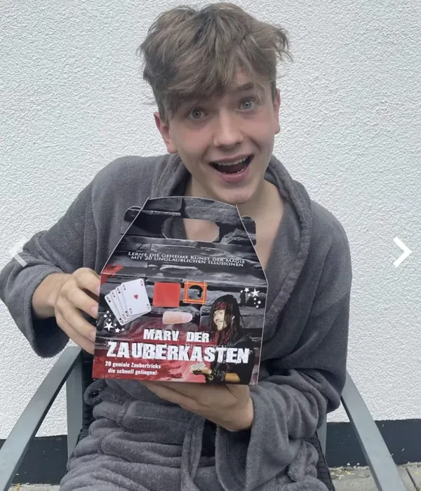 Junger Kunde freut sich über MARV der Zauberkasten
