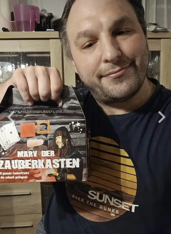 Zufriedener Kunde präsentiert MARV der Zauberkasten