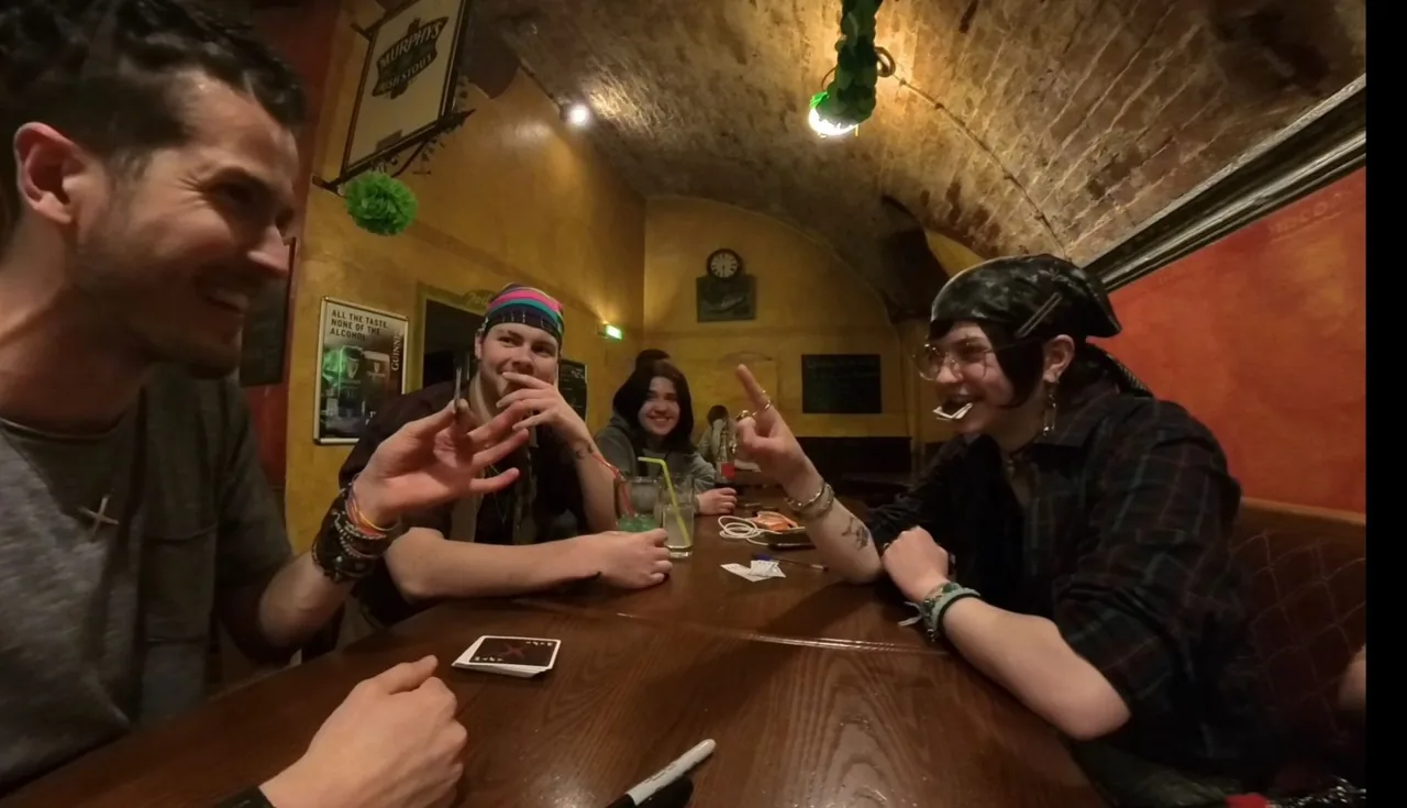 Party Magic Vorführung im Pub – Zuschauer reagieren begeistert auf Zaubertrick