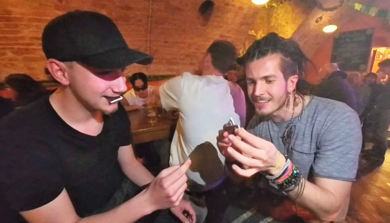 Live Zaubershow von MARV – Close-up Magic mit Karte vor jungem Zuschauer
