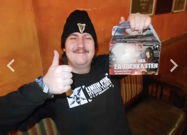 Magier-Kunde mit MARV der Zauberkasten und Daumen hoch