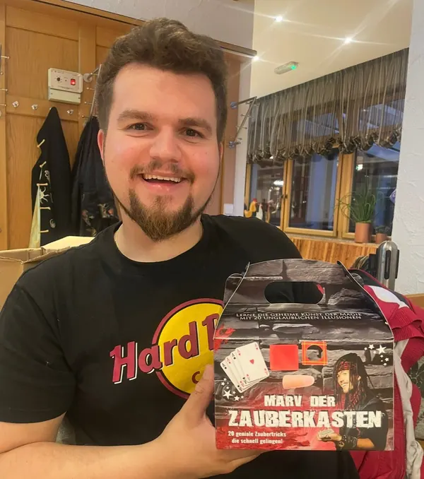 Lächelnder Fan mit MARV der Zauberkasten und Hard-Rock-Shirt